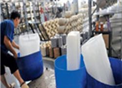 四川车间解暑新招,大冰块降温效果如何?